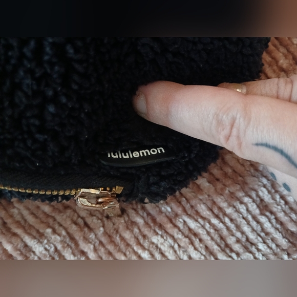 Lululemon Black Fleece Gold Festival Concert Crossbody Fanny Pack Bag Purse GUC - Picture 3 of 14